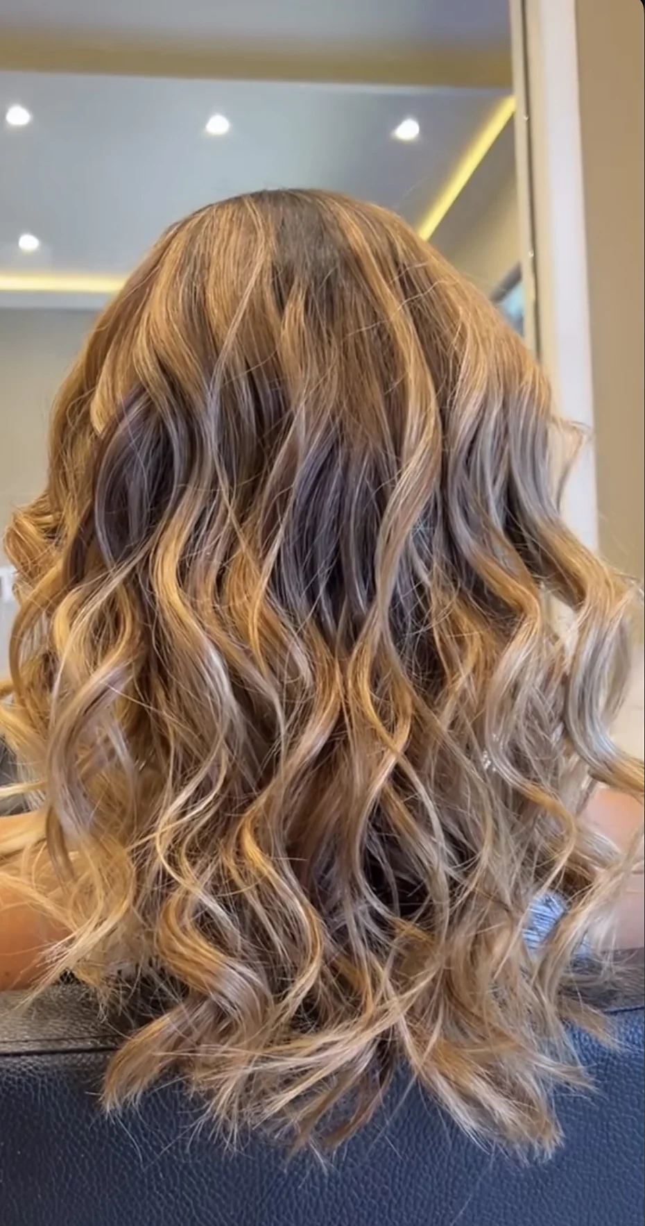 Ondas con iluminación, peinado de Estudio D
