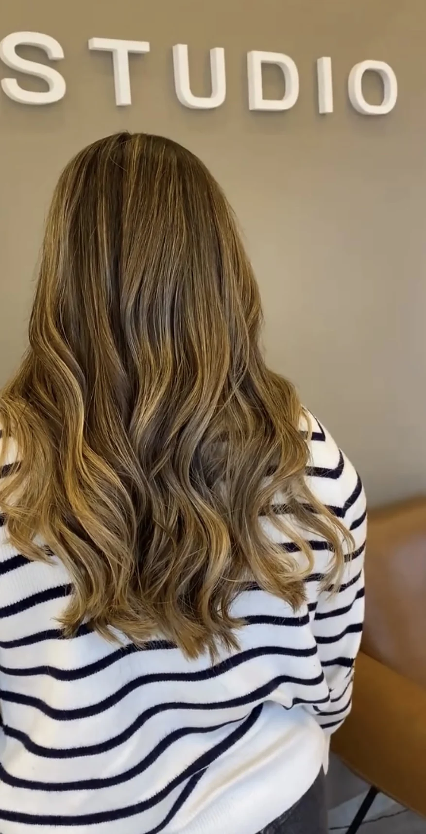 Pelo con ondas después del tratamiento SOS de Tigi, trabajo de Estudio D